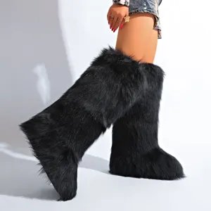 Gros plan de bottes de neige en fausse fourrure noire avec une texture épaisse et chaude