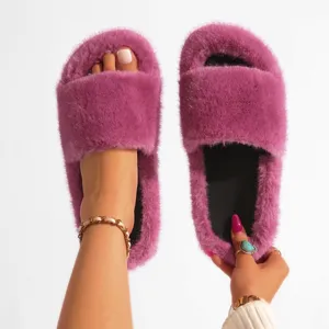 Gros plan de claquettes en fausse fourrure violette style punk Y2K tendance