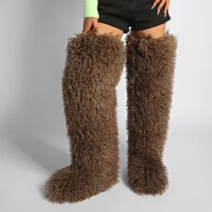 Detalle de botas de nieve por encima de la rodilla de piel sintética marrón 72cm.