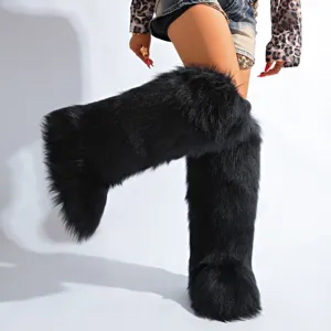 Vue détaillée des bottes de neige hautes en fausse fourrure noire pour femmes