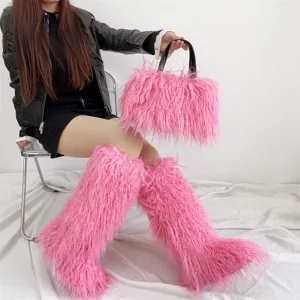 Vue détaillée de bottes hautes en fausse fourrure rose et d'un sac à main assorti