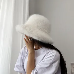 Détail d'un chapeau cloche en fausse fourrure de renard blanche et douce pour l'hiver
