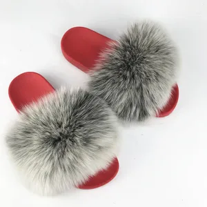 Primo piano della texture in pelliccia grigia di procione su ciabatte rosse antiscivolo in PVC