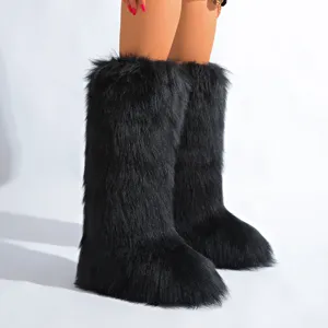 Vue détaillée de la texture dense de bottes de neige en fausse fourrure de renard noir