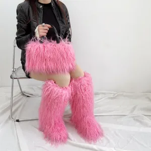 Ensemble tendance en fausse fourrure rose à poils longs avec bottes hautes et sac à main assorti