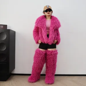 Detalle del conjunto de chaqueta de pelo sintético rosa fucsia y calentadores a juego