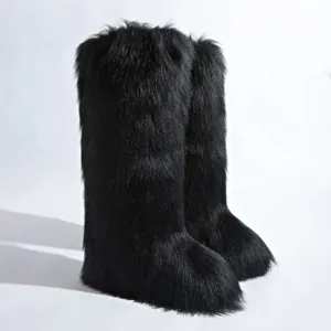 Vue détaillée de bottes noires en fausse fourrure jusqu'au genou, texture pelucheuse.