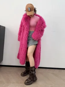 Vue détaillée du manteau en fausse fourrure rose vif porté avec une jupe en jean.