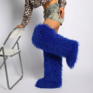 Detalle de botas de nieve altas de piel sintética azul de 72 cm para fiestas y rave.