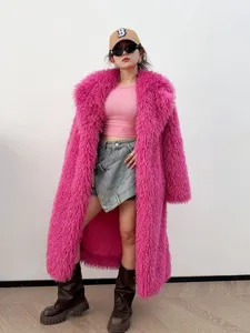 Vue complète d'un long manteau en fausse fourrure rose vif porté par un mannequin