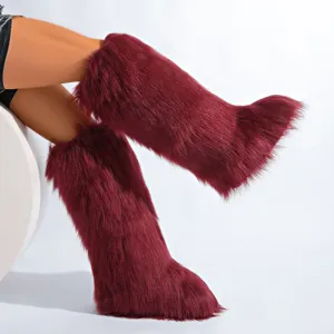 Bottes d'hiver en fausse fourrure bordeaux pour femme, vue détaillée en peluche