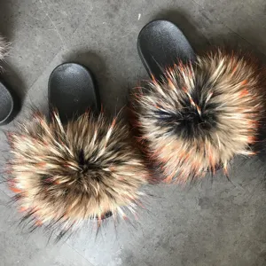 Pantofole comode con pompon in pelliccia multicolore e suola antiscivolo in PVC