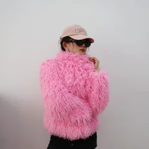 Primer plano de una chaqueta de piel sintética rosa vibrante con textura rizada
