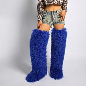 Vista detallada de las botas de piel sintética azul de 72 cm por encima de la rodilla.