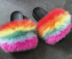 Ciabatte in pelliccia arcobaleno con spessa suola in PVC nero per uso domestico