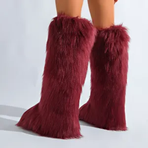 Détail de bottes en fausse fourrure bordeaux hauteur genou avec texture douce et chaude