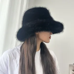 Gros plan sur la texture en fausse fourrure de renard de ce chapeau cloche noir.