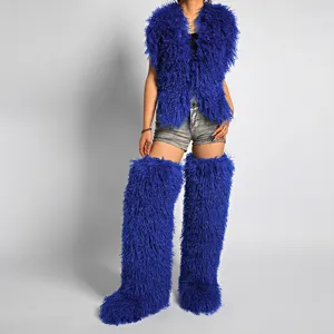 Detalle del conjunto de chaleco de pelo sintético azul y botas altas de 72 cm para fiesta
