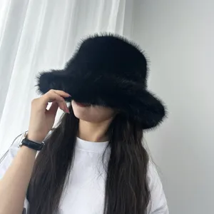 Détail de la texture douce d'un bob en fausse fourrure de renard noir porté par un modèle