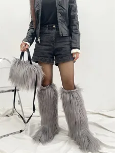 Bottes hautes en fausse fourrure grise et sac à main en peluche assorti style punk