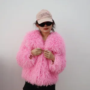 Abrigo de piel sintética rosa vibrante para mujer combinado con gorra y gafas de sol casuales