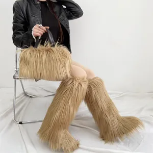 Détail des bottes montantes en fausse fourrure kaki et de l'ensemble sac à main en peluche
