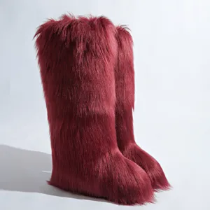 Détail de bottes hautes en fausse fourrure rouge vin avec texture moelleuse