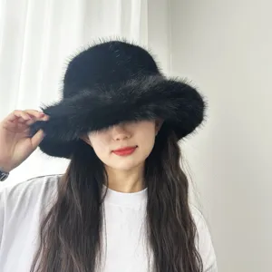Gros plan d'un chapeau cloche en fausse fourrure noire pour un look hivernal.