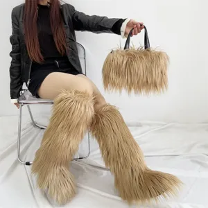 Détails de bottes hautes en fausse fourrure et ensemble sac à main pelucheux assorti.