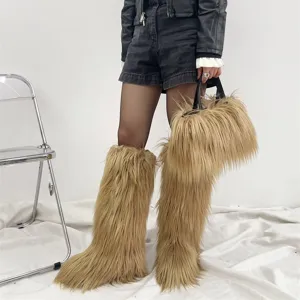 Bottes de neige hautes en fausse fourrure et sac à main assorti de style punk chic