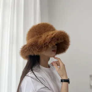 Vue de profil d'une femme portant un chapeau cloche en fausse fourrure de renard marron