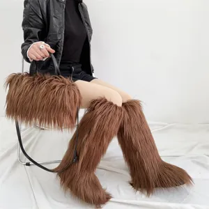 Vue détaillée de bottes hautes en fausse fourrure marron et ensemble sac à main style punk.