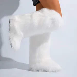 Détail des bottes de neige blanches en fausse fourrure avec texture douce et ajustement