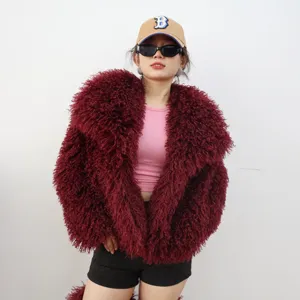 Chaqueta corta de piel sintética burdeos con textura esponjosa de lana en una modelo