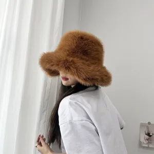 Mannequin portant un chapeau cloche en fausse fourrure de renard marron pour l'hiver