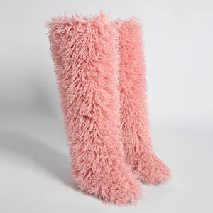 Detalle de alta resolución de botas mosqueteras de piel sintética rosa para festivales