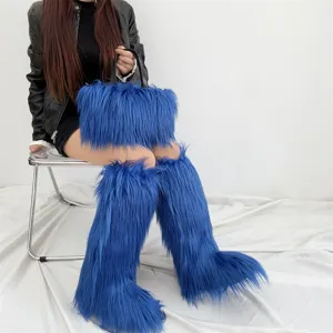 Vue détaillée des bottes en fausse fourrure bleue et du sac à main assorti style punk