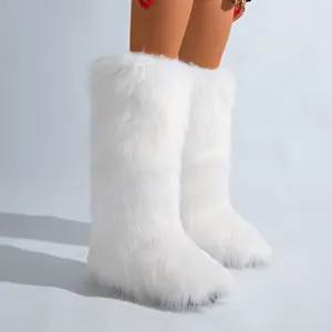 Vue détaillée des bottes de neige montantes en fausse fourrure blanche très moelleuse
