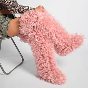 Detalle de botas por encima de la rodilla en piel sintética rosa de 72 cm