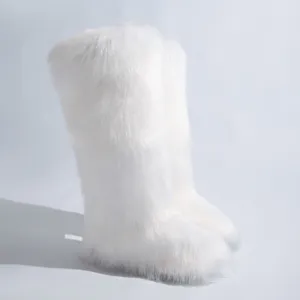 Vue latérale de bottes de neige hautes en fausse fourrure blanche pour cet hiver