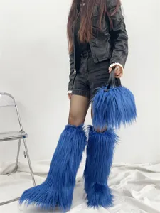 Vue détaillée des bottes hautes en fausse fourrure bleue punk et du sac à main en peluche assorti