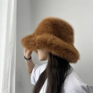 Détail de profil d'un chapeau bob en fausse fourrure de renard marron à bord large