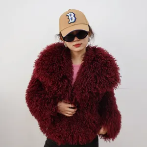 Elegante chaqueta corta de piel sintética burdeos con textura gruesa de lana de oveja