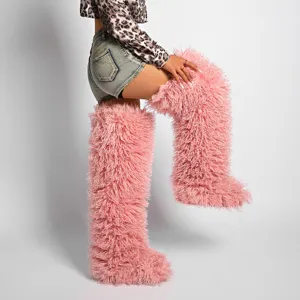 Detalle en primer plano de las botas de pelo sintético rosa de 72 cm para carnaval