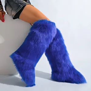 Vue détaillée de bottes de neige chaudes bleu vif en fausse fourrure au-dessus du genou