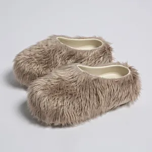 Detalle de mules de piel sintética suave con elegantes suelas de plataforma en color topo