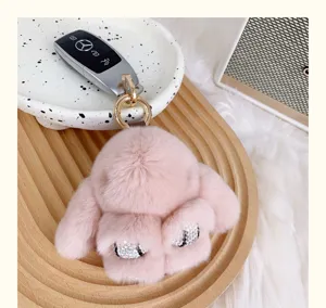 Détail d'un porte-clés lapin rose en peluche douce orné de strass brillants pour sacs et clés