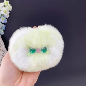 Detailopname van een pluizige lichtgroene Dudu kattenbedel gemaakt van zacht rex konijnenbont