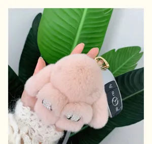 Vue détaillée d'un porte-clés en fourrure de lapin rose avec des yeux en strass.