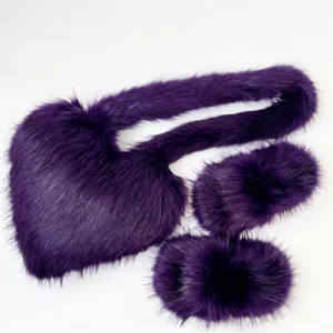 Set in pelliccia sintetica viola con borsa a cuore e pantofole soffici abbinate
